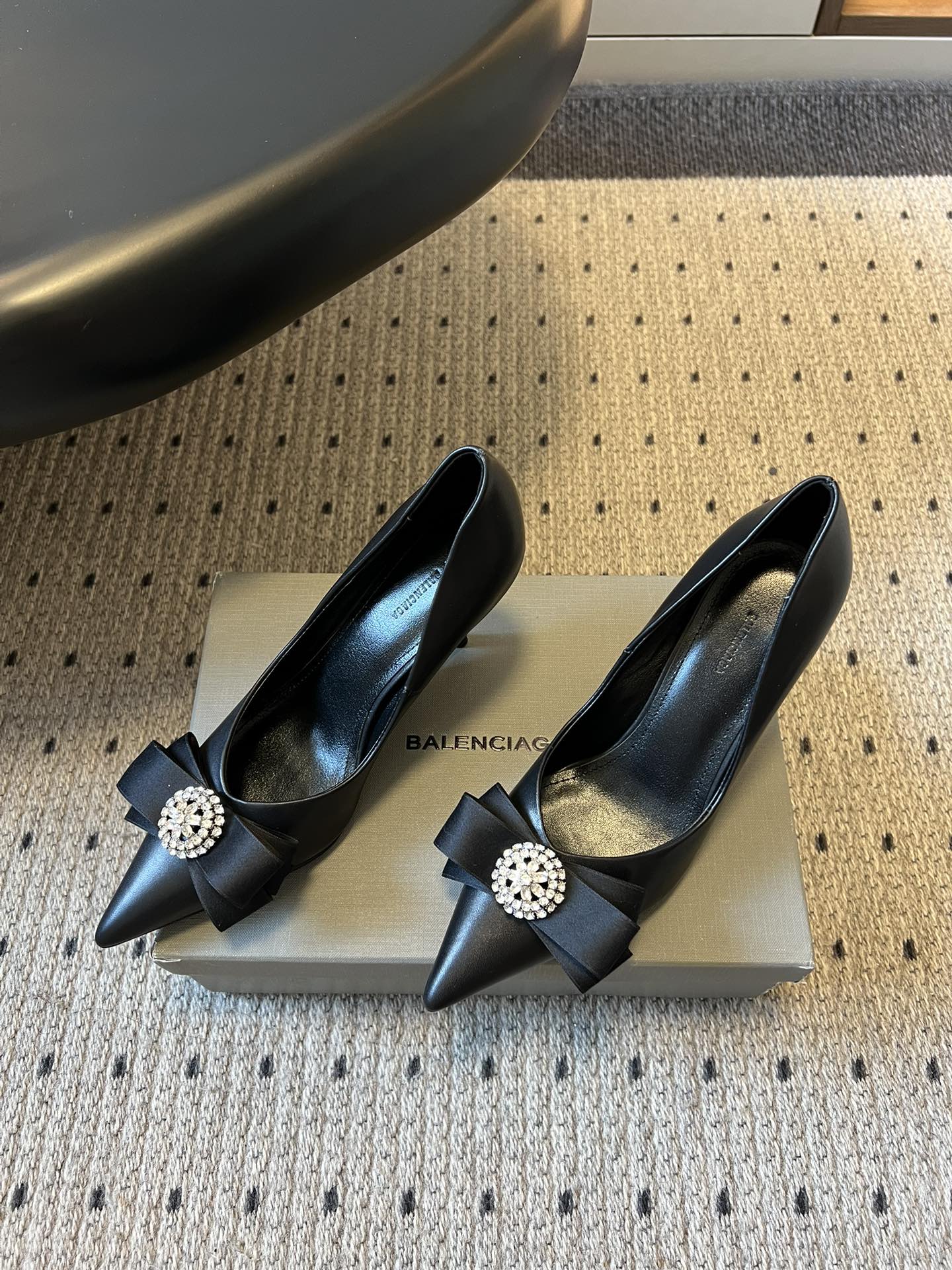 Balenciaga*26ss新款尖头蝴蝶结高跟鞋鞋头采用极致尖型剪裁，视觉上能显著拉长腿部线条；鞋头处