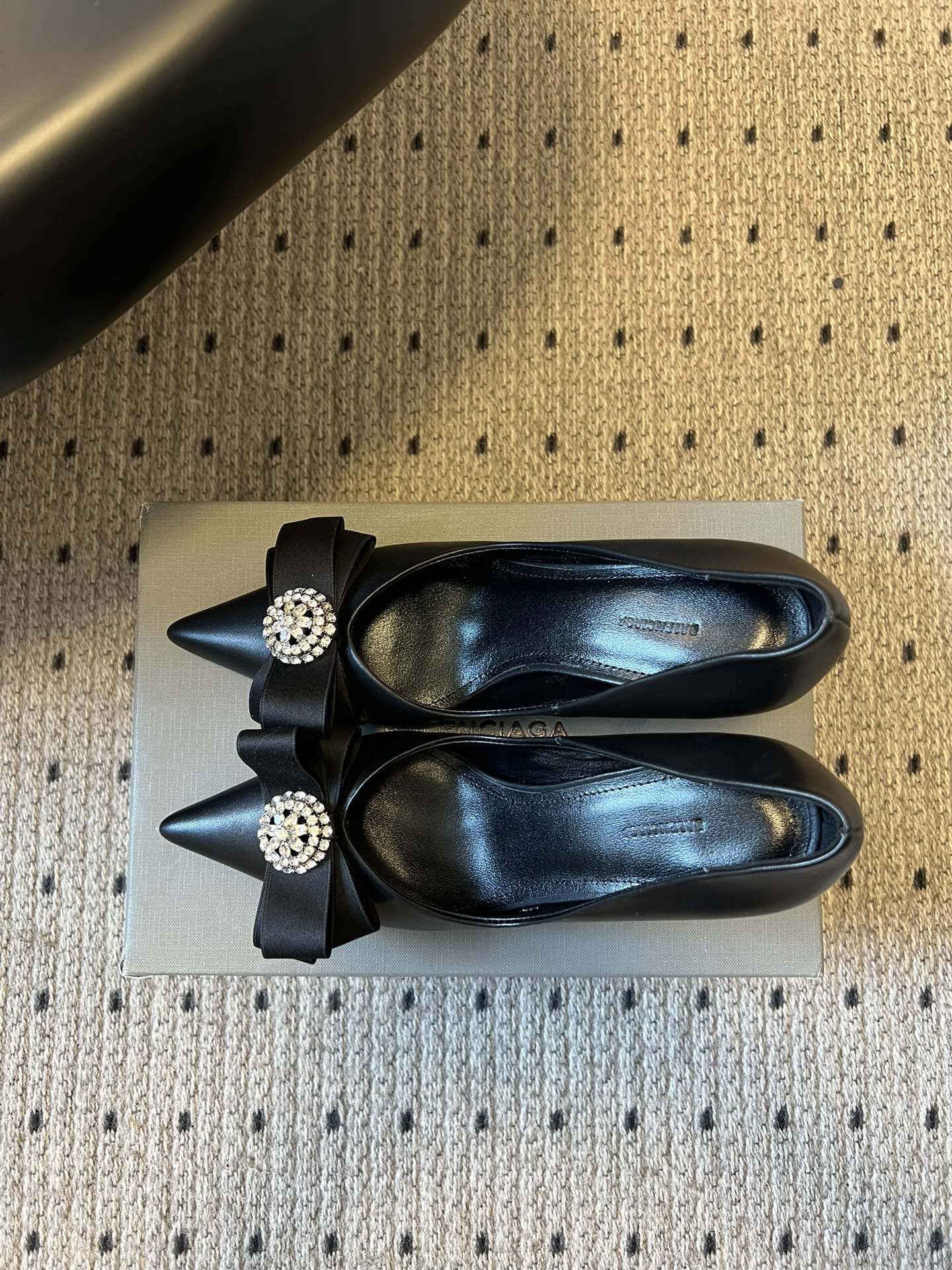 Balenciaga*26ss新款尖头蝴蝶结高跟鞋鞋头采用极致尖型剪裁，视觉上能显著拉长腿部线条；鞋头处