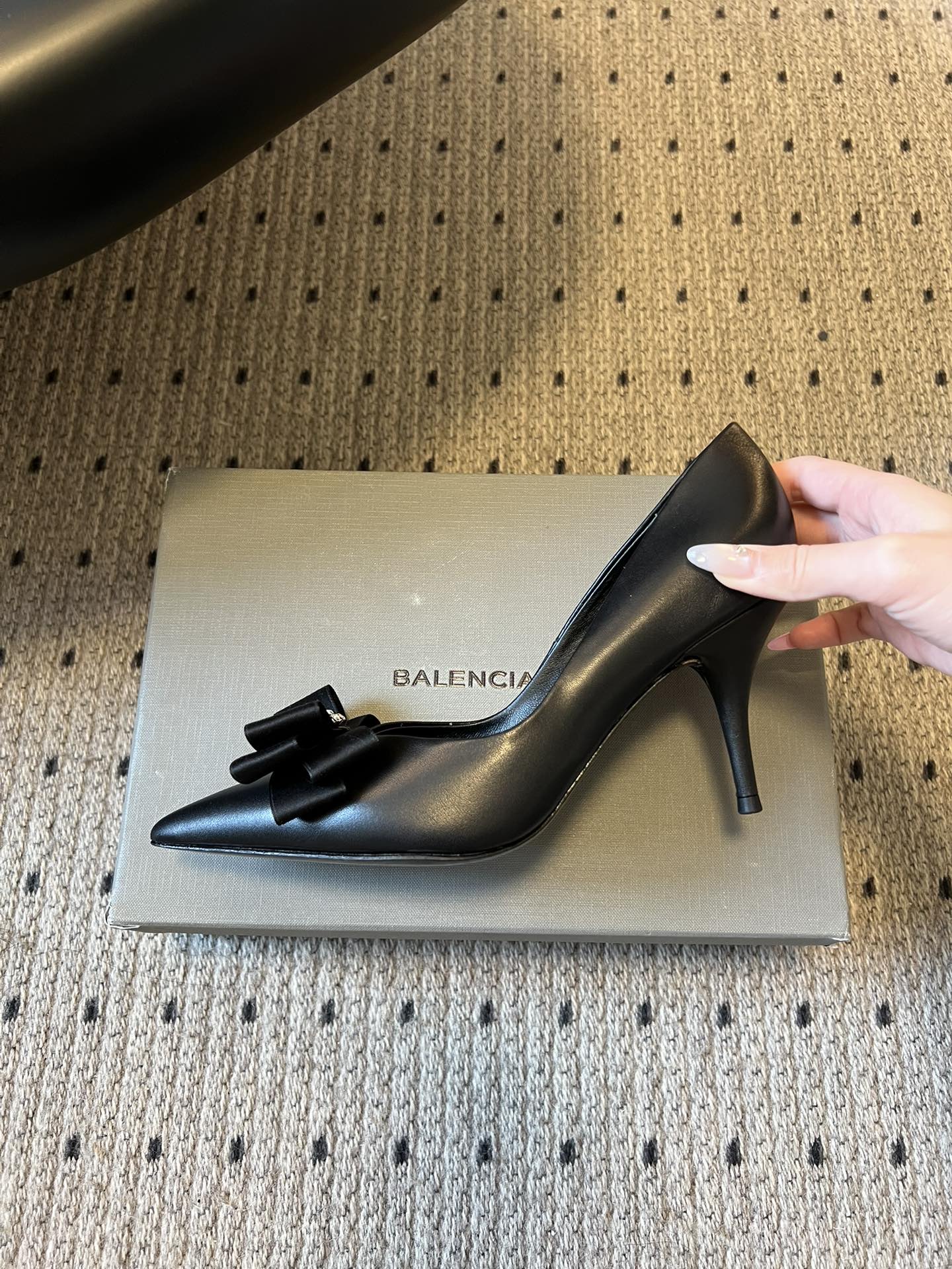 Balenciaga*26ss新款尖头蝴蝶结高跟鞋鞋头采用极致尖型剪裁，视觉上能显著拉长腿部线条；鞋头处