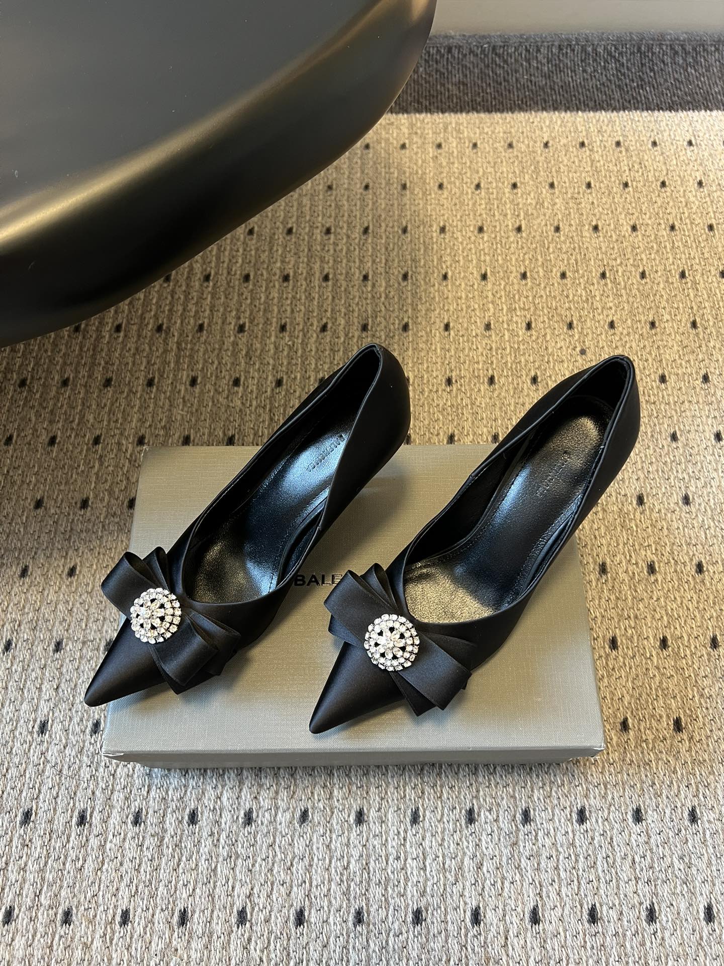 Balenciaga*26ss新款尖头蝴蝶结高跟鞋鞋头采用极致尖型剪裁，视觉上能显著拉长腿部线条；鞋头处