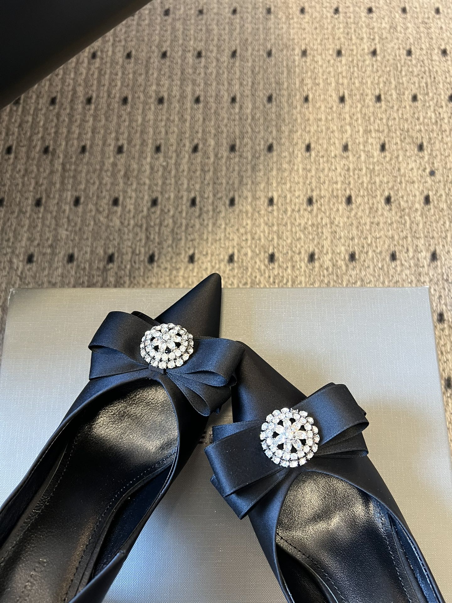 Balenciaga*26ss新款尖头蝴蝶结高跟鞋鞋头采用极致尖型剪裁，视觉上能显著拉长腿部线条；鞋头处