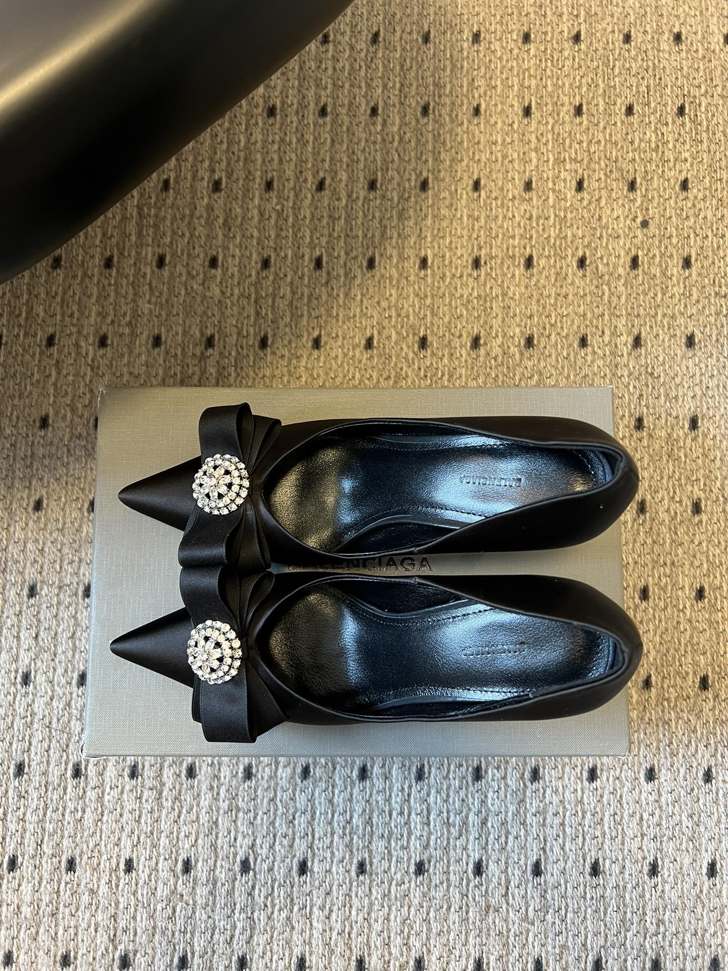 Balenciaga*26ss新款尖头蝴蝶结高跟鞋鞋头采用极致尖型剪裁，视觉上能显著拉长腿部线条；鞋头处