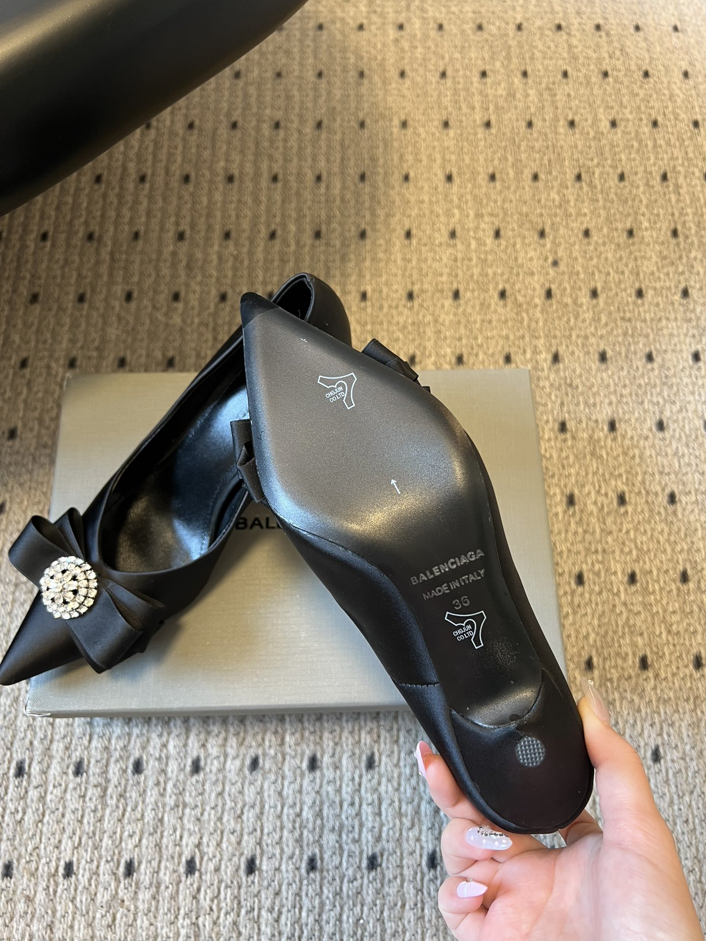 Balenciaga*26ss新款尖头蝴蝶结高跟鞋鞋头采用极致尖型剪裁，视觉上能显著拉长腿部线条；鞋头处