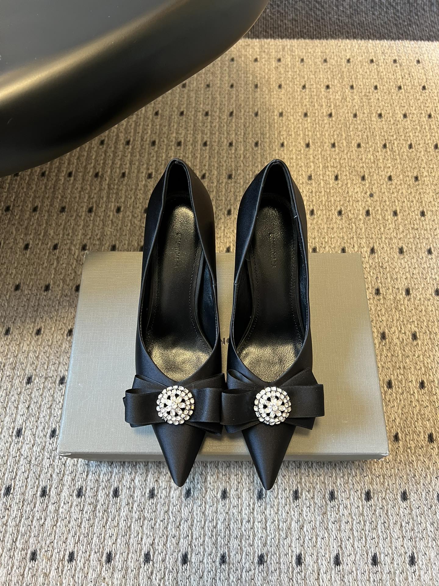 Balenciaga*26ss新款尖头蝴蝶结高跟鞋鞋头采用极致尖型剪裁，视觉上能显著拉长腿部线条；鞋头处