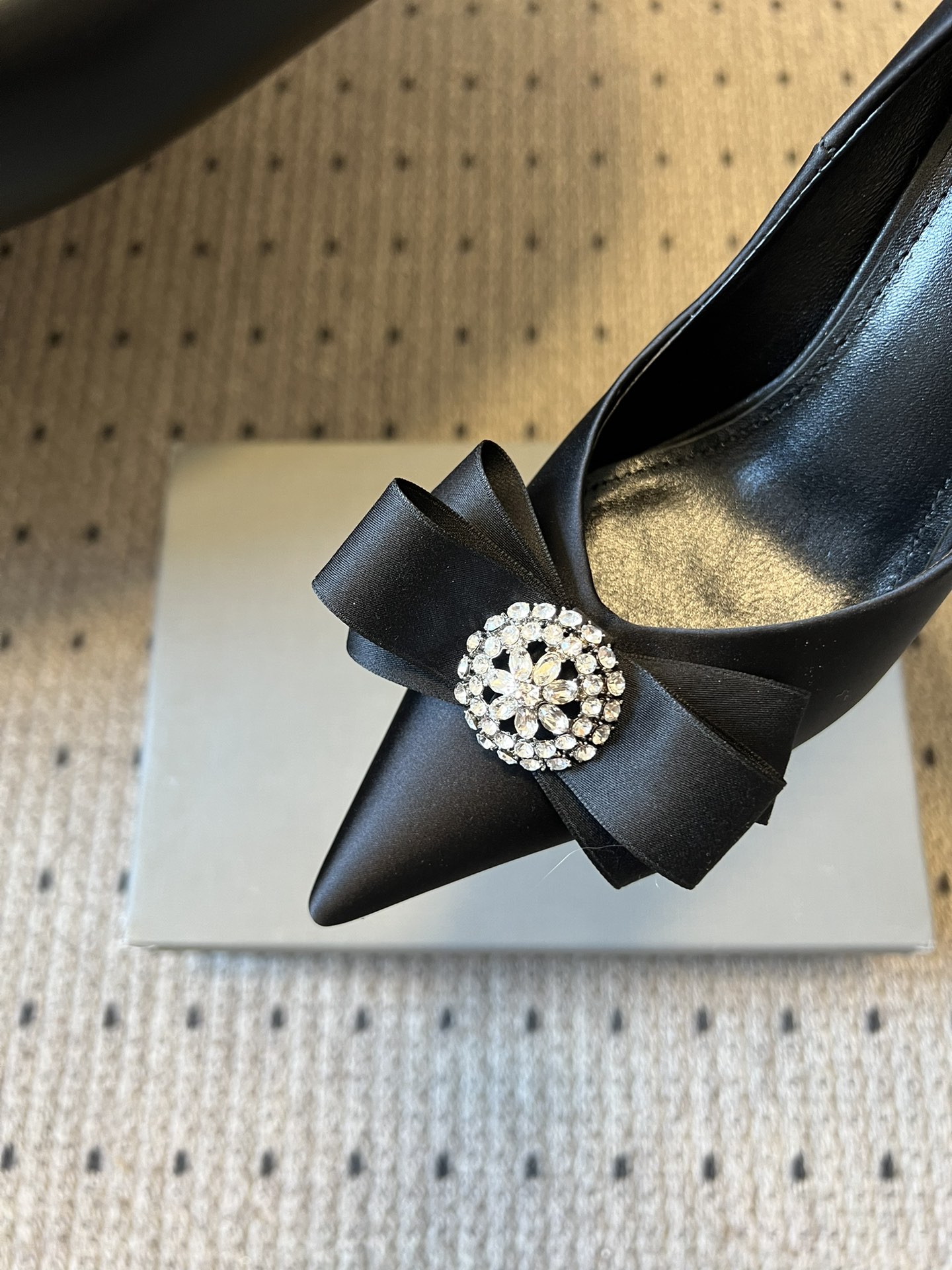 Balenciaga*26ss新款尖头蝴蝶结高跟鞋鞋头采用极致尖型剪裁，视觉上能显著拉长腿部线条；鞋头处