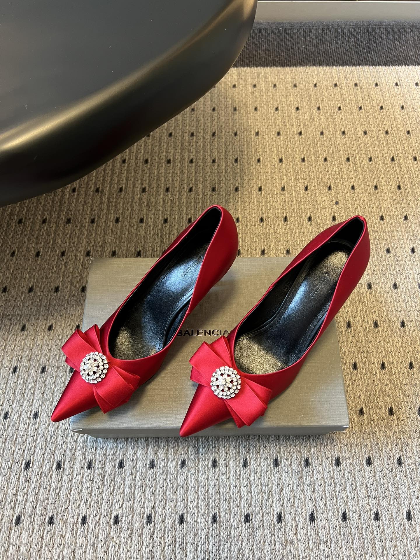 Balenciaga*26ss新款尖头蝴蝶结高跟鞋鞋头采用极致尖型剪裁，视觉上能显著拉长腿部线条；鞋头处