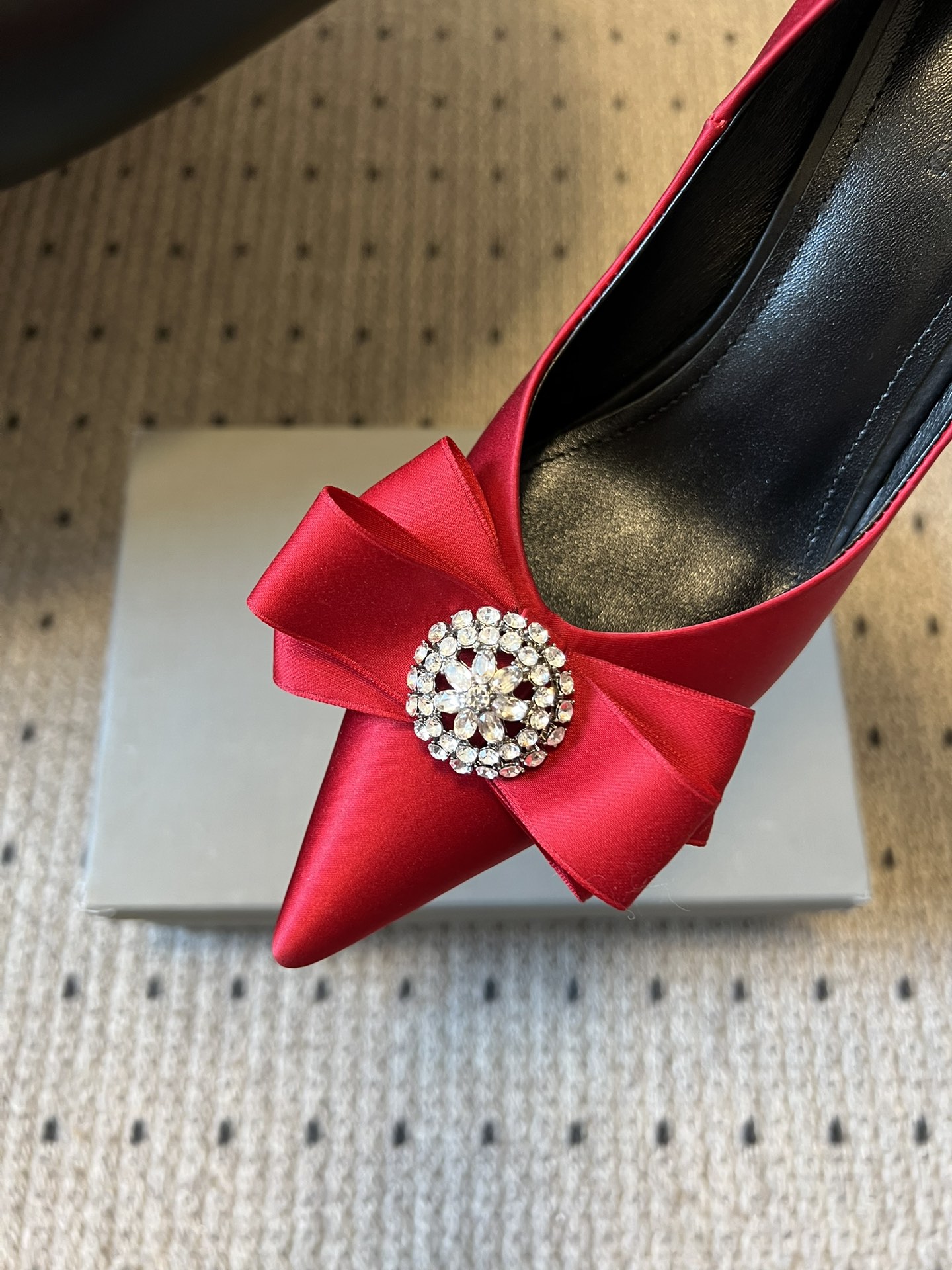 Balenciaga*26ss新款尖头蝴蝶结高跟鞋鞋头采用极致尖型剪裁，视觉上能显著拉长腿部线条；鞋头处