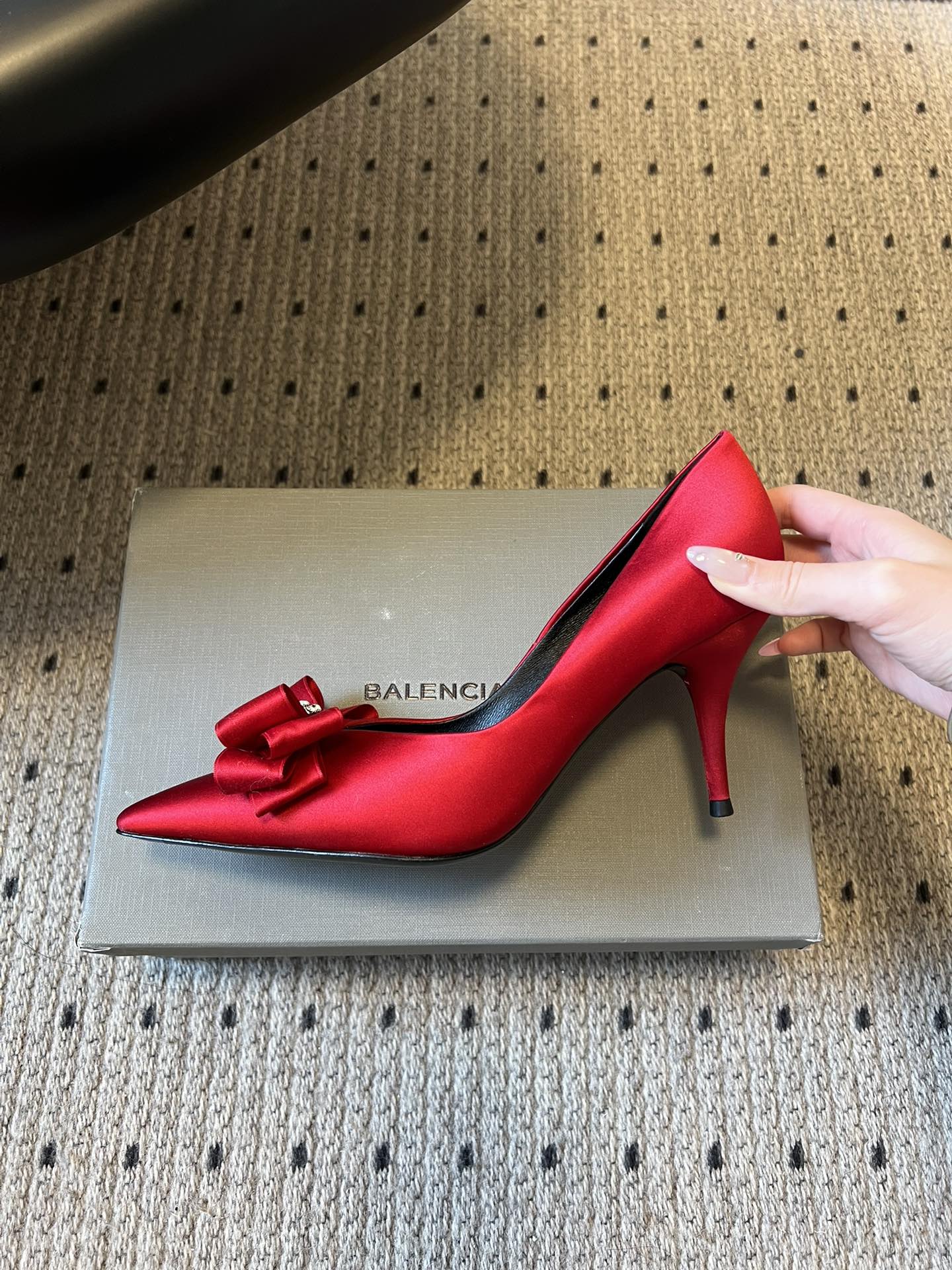 Balenciaga*26ss新款尖头蝴蝶结高跟鞋鞋头采用极致尖型剪裁，视觉上能显著拉长腿部线条；鞋头处