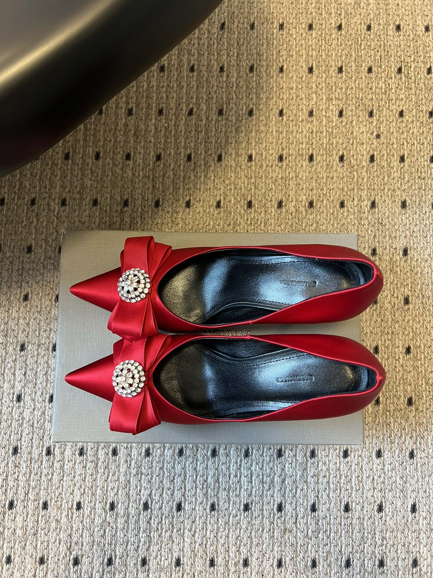 Balenciaga*26ss新款尖头蝴蝶结高跟鞋鞋头采用极致尖型剪裁，视觉上能显著拉长腿部线条；鞋头处