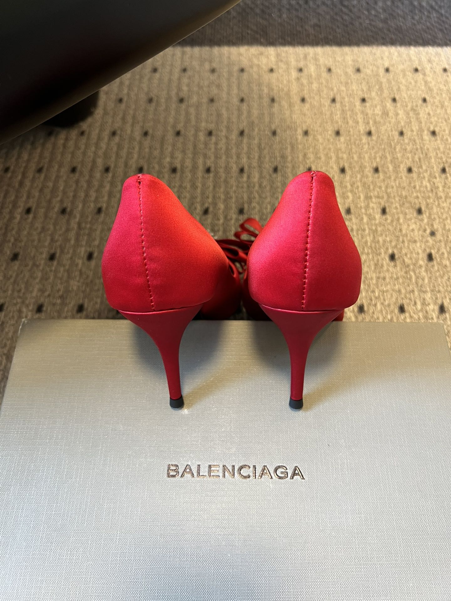 Balenciaga*26ss新款尖头蝴蝶结高跟鞋鞋头采用极致尖型剪裁，视觉上能显著拉长腿部线条；鞋头处