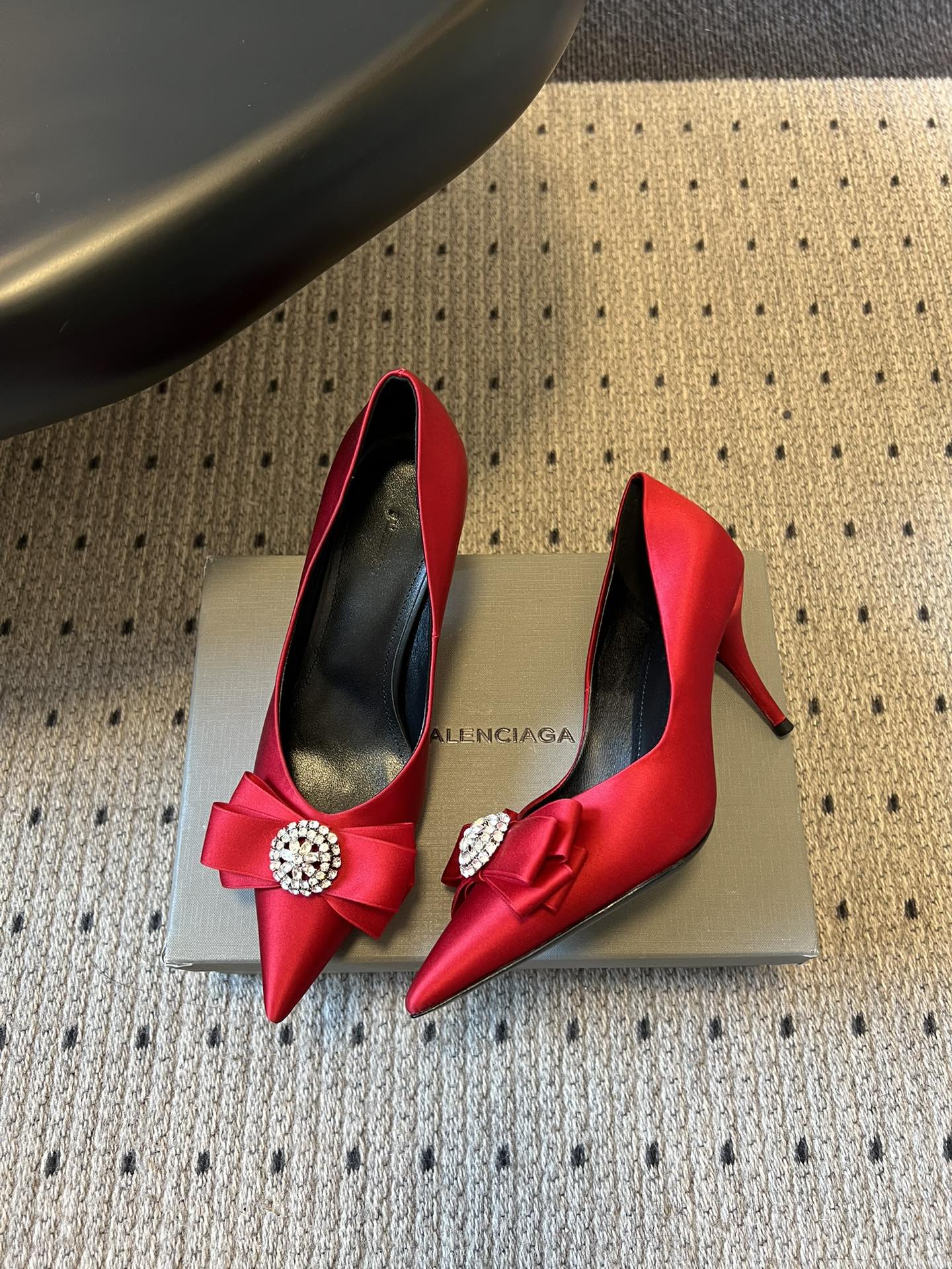 Balenciaga*26ss新款尖头蝴蝶结高跟鞋鞋头采用极致尖型剪裁，视觉上能显著拉长腿部线条；鞋头处