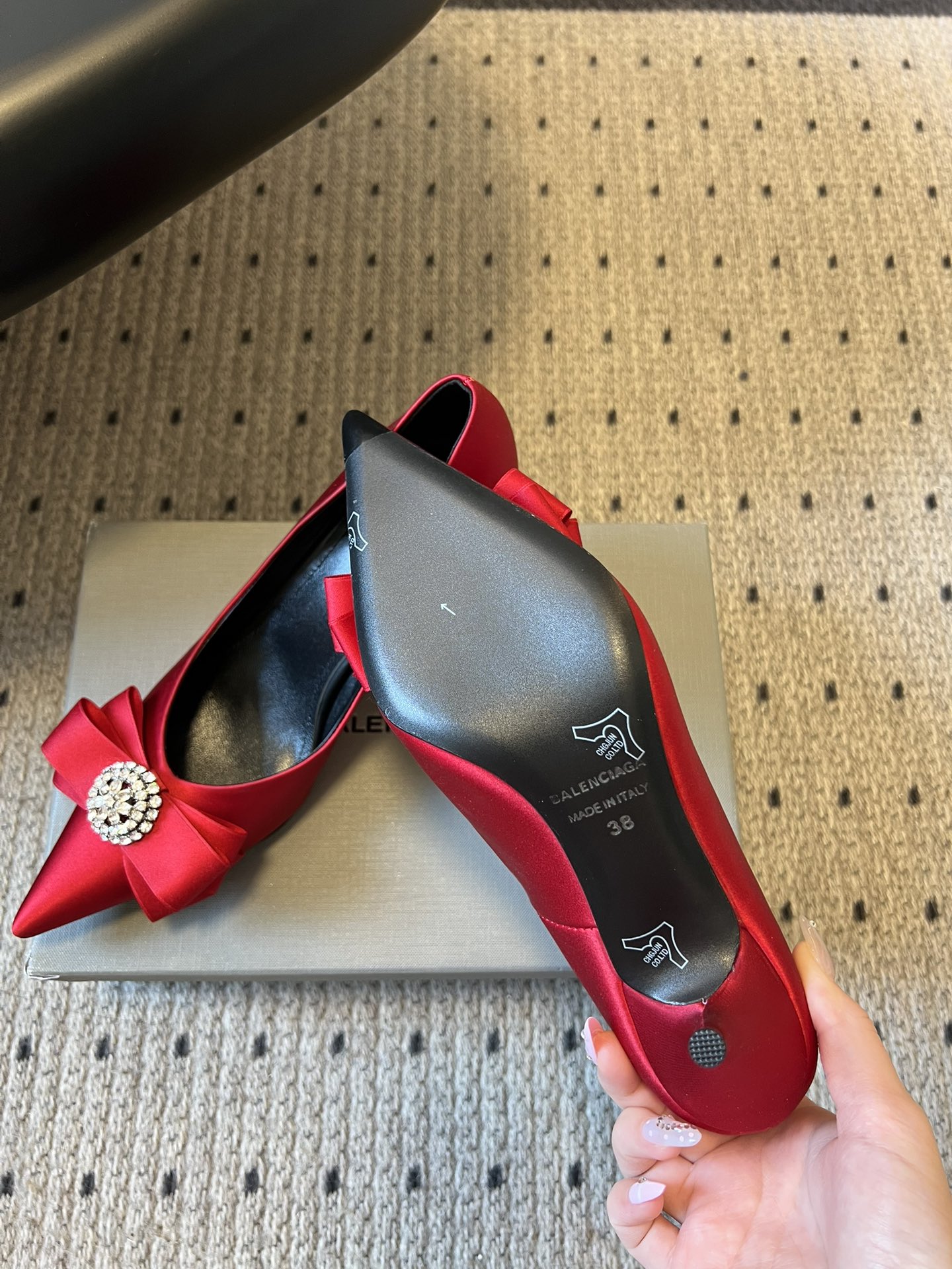 Balenciaga*26ss新款尖头蝴蝶结高跟鞋鞋头采用极致尖型剪裁，视觉上能显著拉长腿部线条；鞋头处