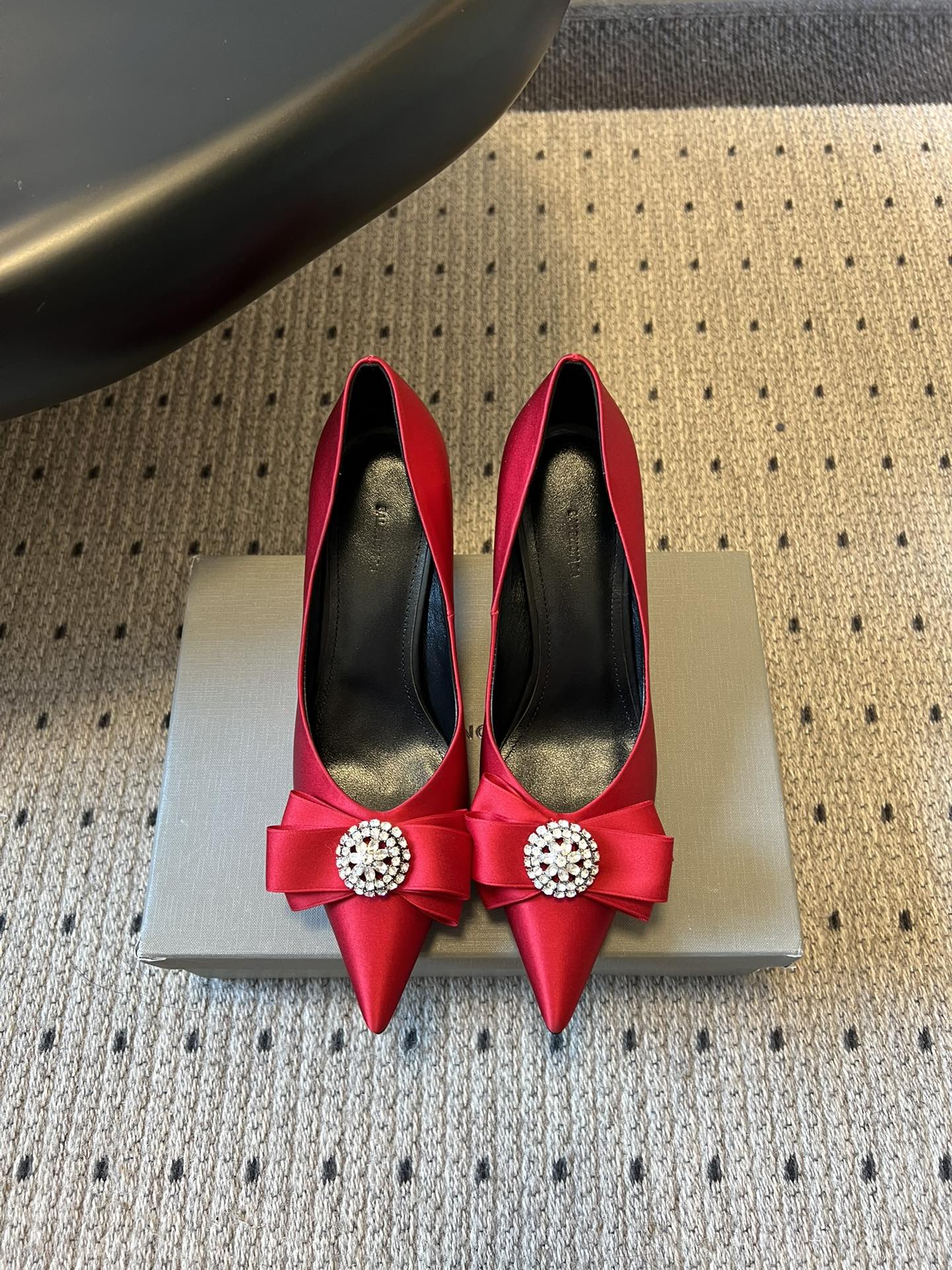 NO:725092,Balenciaga*26ss new pointed-toe bow high-heeled shoes. The toe adopts an extremely pointed cut, which can visually lengthen the leg line; the three-dimensional bow at the toe is matched with a rhinestone round decorative buckle, which is the finishing touch of the entire shoe. It is full of gorgeousness without losing its sweet temperament. The classic shallow mouth design fits the foot and is paired with a slender high heel. It not only retains the elegant posture of the high-heeled shoes, but also optimizes the wearing comfort through the moderate curvature of the footbed, taking into account both beauty and practicality. Silk upper, sheepskin lining, leather outsole, 8cm height increase, size 35-41 (customized sizes 40 and 41 are not returnable), high-heeled shoes, balenciaga, high heels, sheepskin, real silk, Leather soles19860909Balenciaga*26ss新款尖头蝴蝶结高跟鞋 鞋头采用极致尖型剪裁,视觉上能显著拉长腿部线条；鞋头处的立体蝴蝶结搭配水钻圆形装饰扣,是整个鞋款的点睛之笔,华丽感十足又不失甜美气质. 经典浅口设计贴合脚面,搭配纤细高跟,既保留了高跟鞋的优雅姿态,又通过适度的鞋床弧度优化了穿着舒适度,兼顾美观与实穿性. 鞋面真丝 内里羊皮 大底真皮大底 增高8cm size35-41码（40、41码定制不退换）,高跟鞋单鞋,balenciaga,high heels,sheepskin,real silk,Leather soles,Women's Shoes