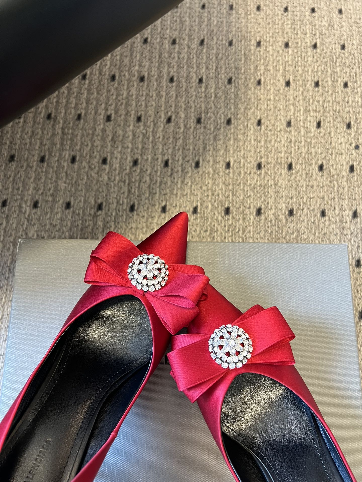 Balenciaga*26ss新款尖头蝴蝶结高跟鞋鞋头采用极致尖型剪裁，视觉上能显著拉长腿部线条；鞋头处