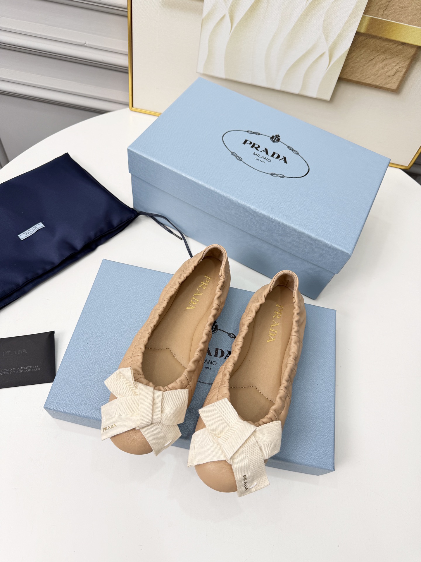 NO:724089,Prada*Prada 26 new slip-on lazy shoes, official spring and summer new style, fashionable and versatile, can be salty or sweet, not abrasive at all, whether worn barefoot or with socks, super age-reducing, super invincible and versatile 1:1 copy of the original version, upper with clouds of skin-friendly sheepskin, lining with clouds of skin-friendly sheepskin, soles with original molded outsole  Size 3540 (41 customized, non-refundable), ballet shoes, prada, prada, sheepskin, socks19860909Prada*普拉达26新款一脚蹬懒人单鞋 官方春夏季新款,时髦百搭·即可咸又可甜·一点也不磨脚·无论光脚穿还是搭配袜子穿都超级减龄 超级无敌百搭原版1比1复制 鞋面云朵亲肤羊皮 内里垫脚云朵亲肤羊皮 鞋底原版开模大底 码数3540（41订做不退换）,芭蕾舞鞋,prada,prada,sheepskin,socks,Women's Shoes