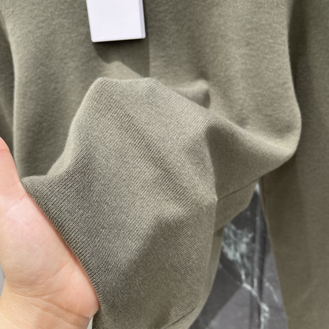 CE 26春季新款 刺绣针织上衣 圆领设计简约大方 胸前刺绣凯旋门超有辨识度 通勤休闲都能轻松驾驭 搭配