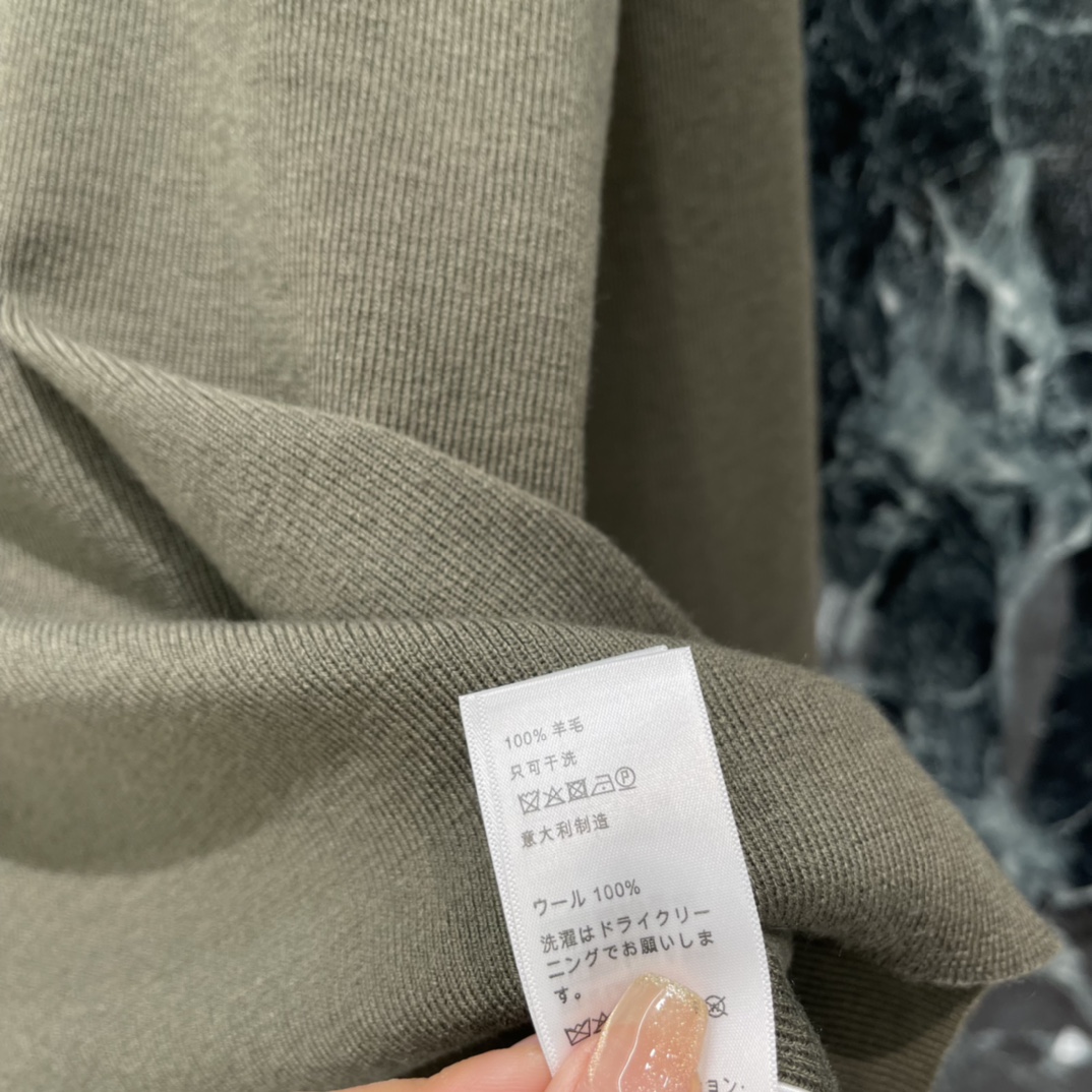 CE 26春季新款 刺绣针织上衣 圆领设计简约大方 胸前刺绣凯旋门超有辨识度 通勤休闲都能轻松驾驭 搭配