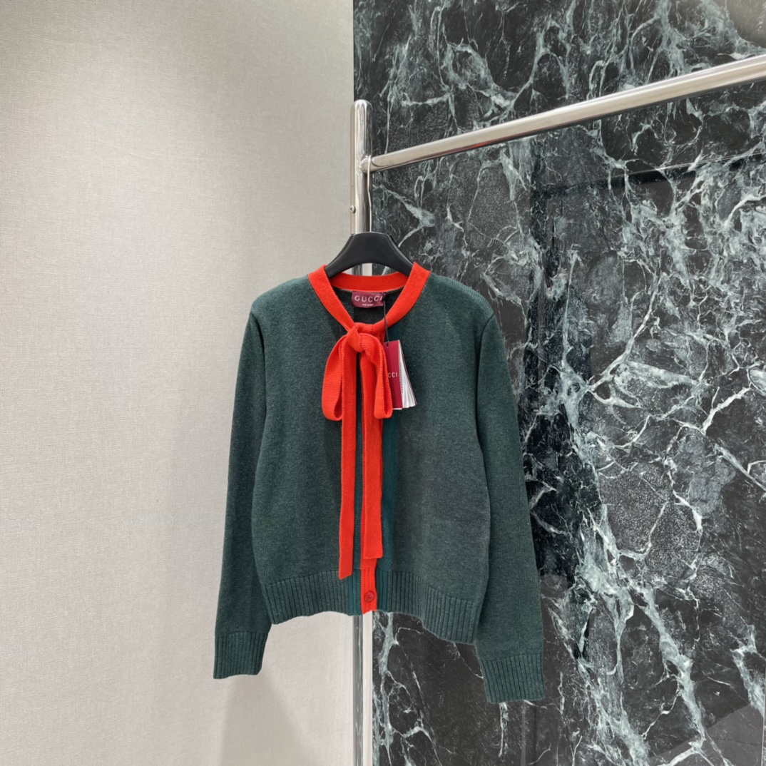 G家 26春季新款 红领结针织开衫 领口配红色丝绒领结 复古又摩登 辨识度满分 红绿撞色灵感来自品牌经典