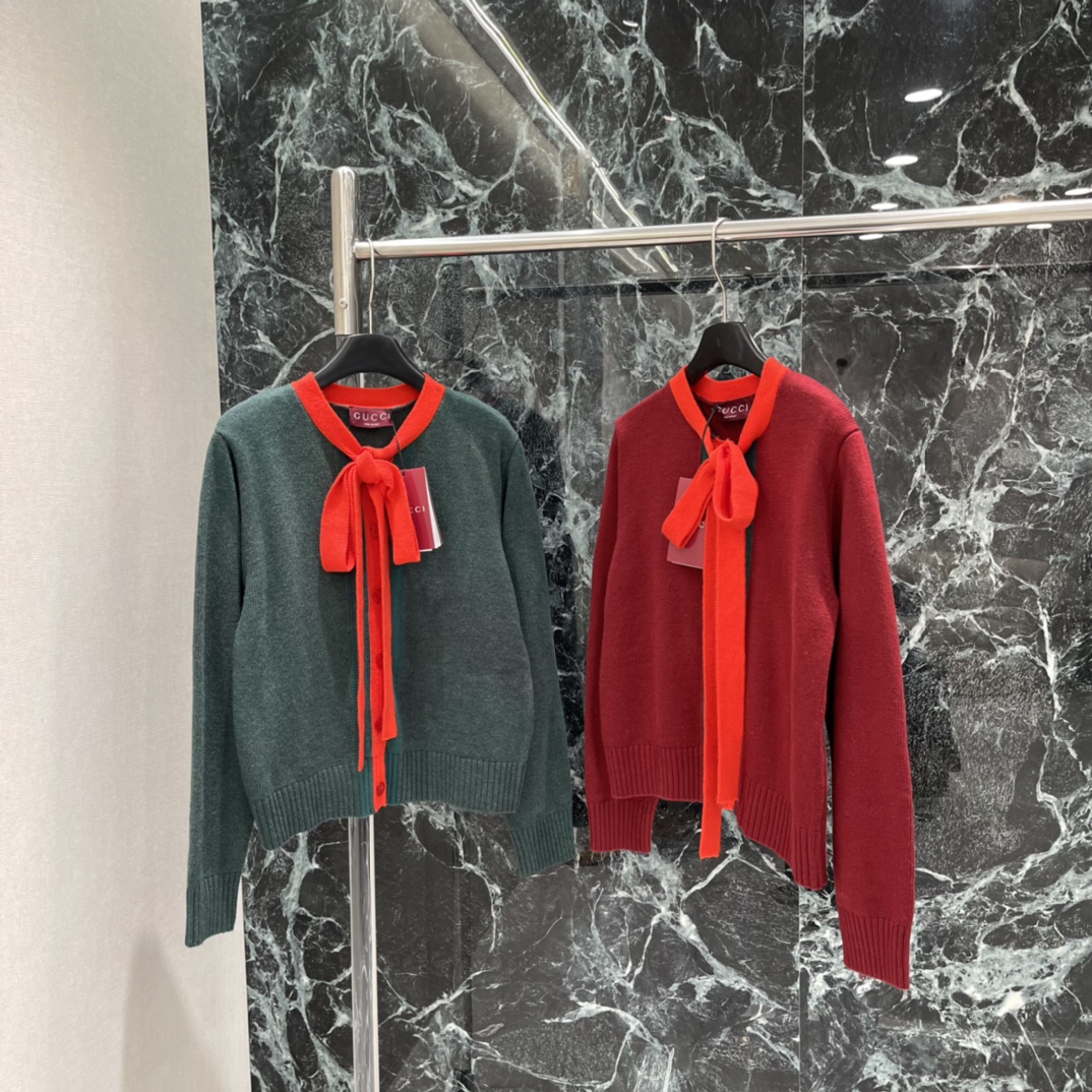 G家 26春季新款 红领结针织开衫 领口配红色丝绒领结 复古又摩登 辨识度满分 红绿撞色灵感来自品牌经典
