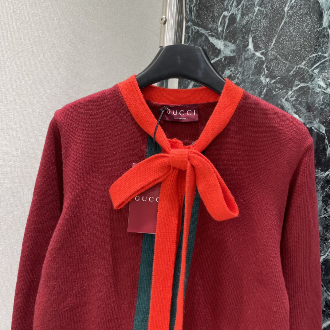 G家 26春季新款 红领结针织开衫 领口配红色丝绒领结 复古又摩登 辨识度满分 红绿撞色灵感来自品牌经典