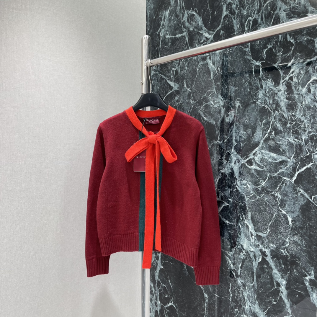 G家 26春季新款 红领结针织开衫 领口配红色丝绒领结 复古又摩登 辨识度满分 红绿撞色灵感来自品牌经典
