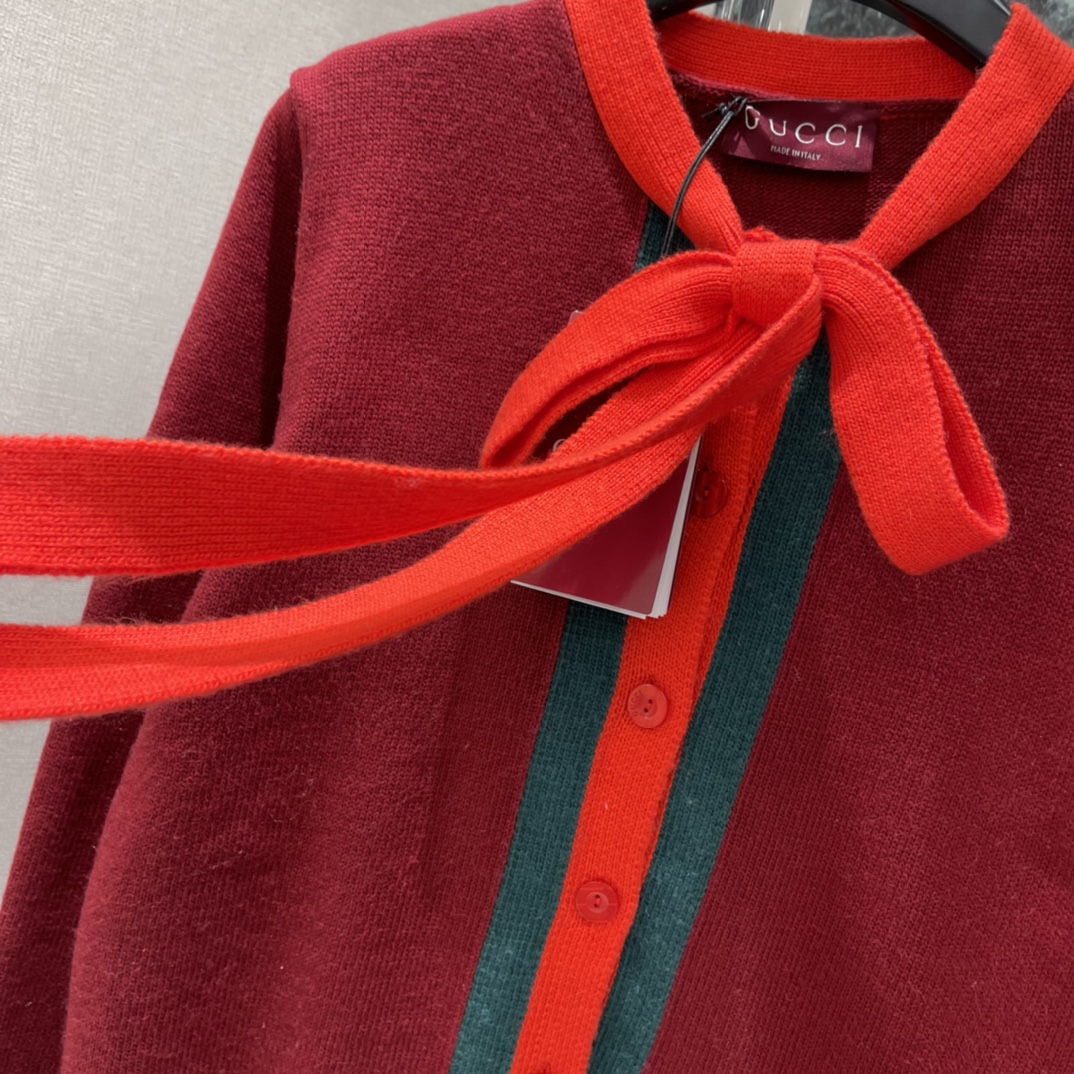 G家 26春季新款 红领结针织开衫 领口配红色丝绒领结 复古又摩登 辨识度满分 红绿撞色灵感来自品牌经典