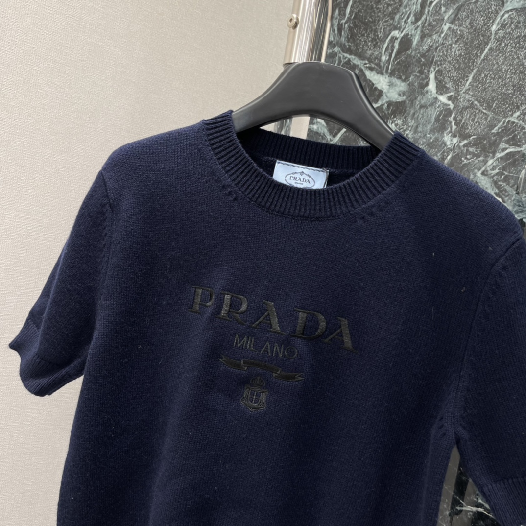 PD 26春季新款 徽标刺绣针织短袖 胸前字母刺绣 低调又有辨识度短款设计 单穿或叠搭都很OK 通勤聚会