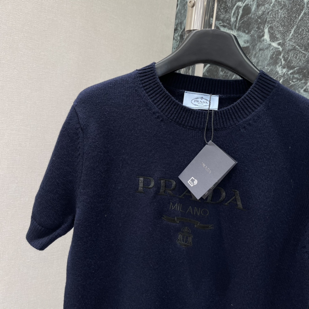 PD 26春季新款 徽标刺绣针织短袖 胸前字母刺绣 低调又有辨识度短款设计 单穿或叠搭都很OK 通勤聚会