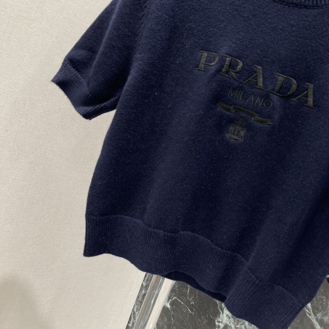 PD 26春季新款 徽标刺绣针织短袖 胸前字母刺绣 低调又有辨识度短款设计 单穿或叠搭都很OK 通勤聚会