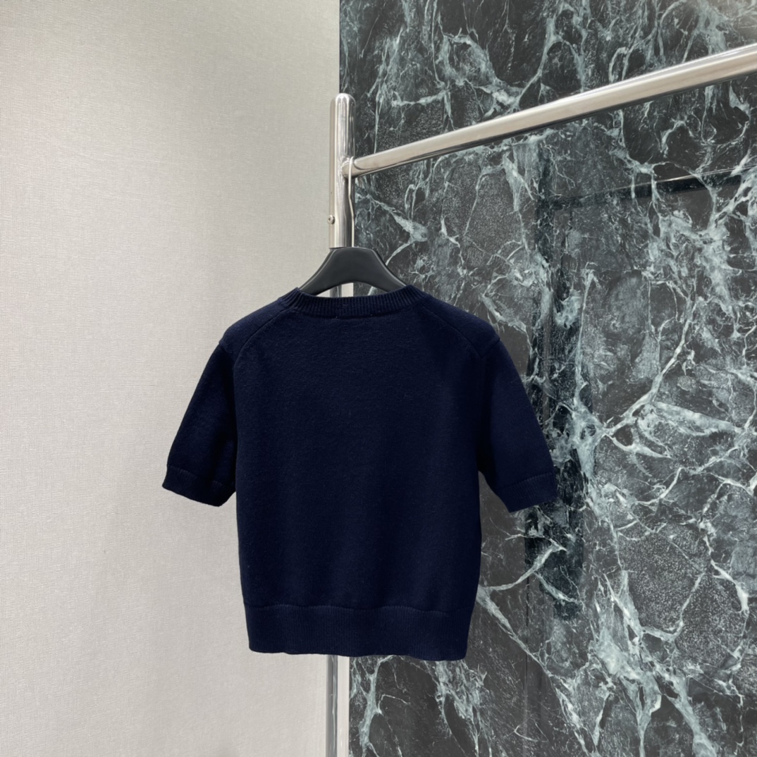 PD 26春季新款 徽标刺绣针织短袖 胸前字母刺绣 低调又有辨识度短款设计 单穿或叠搭都很OK 通勤聚会