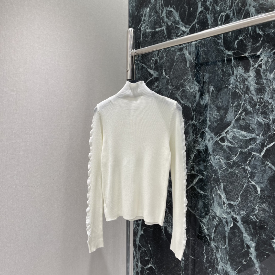 小香 26春季新款 半高领针织打底衫 半高领设计修饰颈部线条 胸前小标点缀 简约又高级 百搭属性超强 无