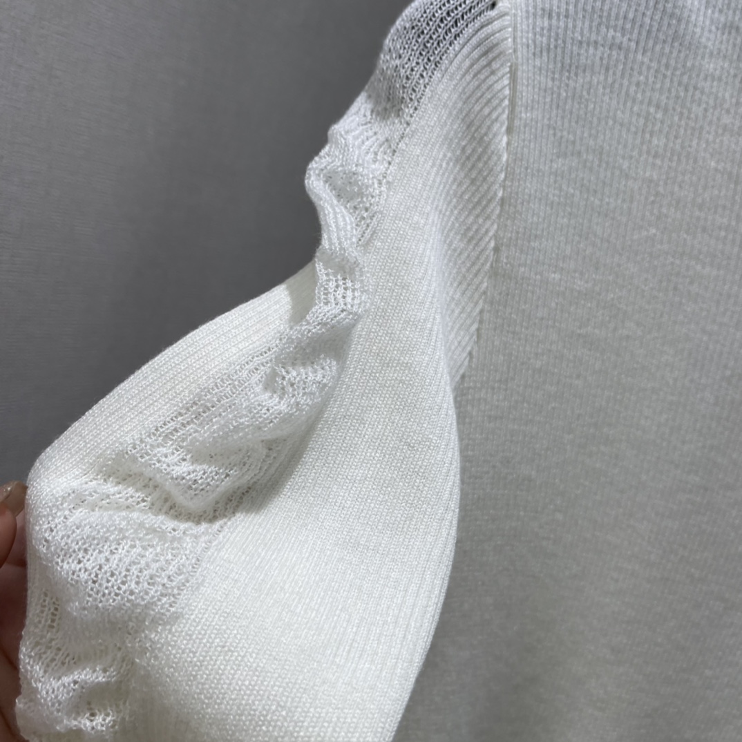 小香 26春季新款 半高领针织打底衫 半高领设计修饰颈部线条 胸前小标点缀 简约又高级 百搭属性超强 无