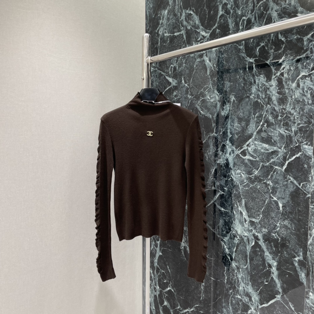 小香 26春季新款 半高领针织打底衫 半高领设计修饰颈部线条 胸前小标点缀 简约又高级 百搭属性超强 无