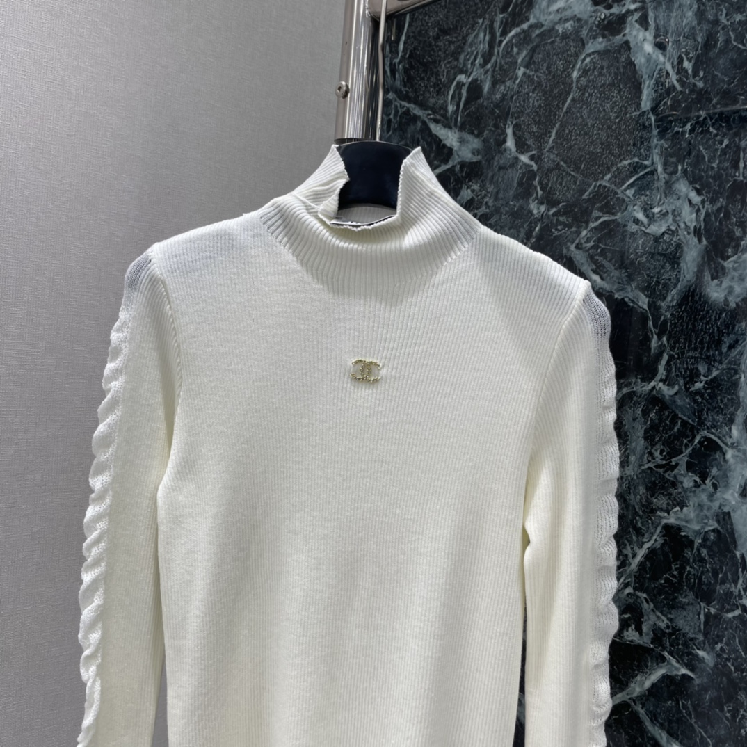 小香 26春季新款 半高领针织打底衫 半高领设计修饰颈部线条 胸前小标点缀 简约又高级 百搭属性超强 无