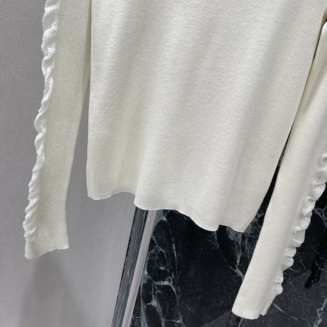 小香 26春季新款 半高领针织打底衫 半高领设计修饰颈部线条 胸前小标点缀 简约又高级 百搭属性超强 无