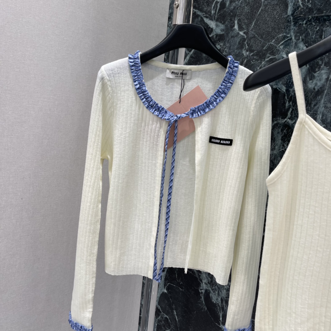 Miu 26春季新款 针织开衫套装 开衫领口和袖口有蓝白编织边 细节满分+内搭背心胸前小标签超有设计感 