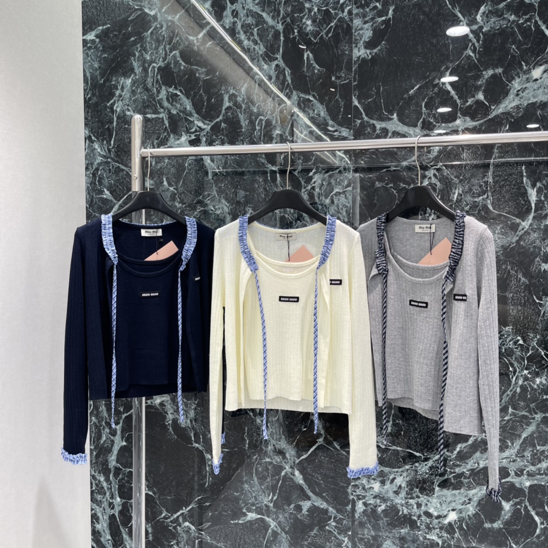 Miu 26春季新款 针织开衫套装 开衫领口和袖口有蓝白编织边 细节满分+内搭背心胸前小标签超有设计感 