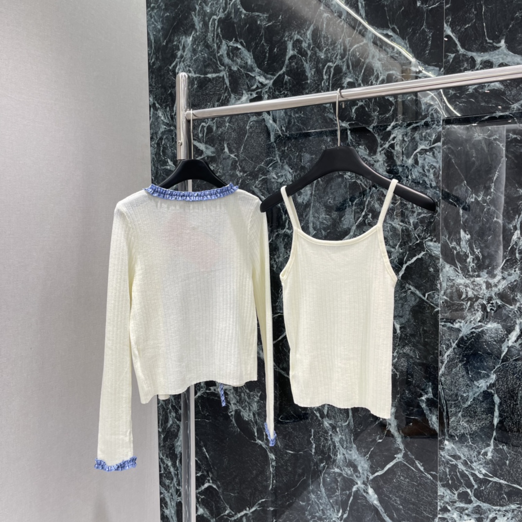 Miu 26春季新款 针织开衫套装 开衫领口和袖口有蓝白编织边 细节满分+内搭背心胸前小标签超有设计感 