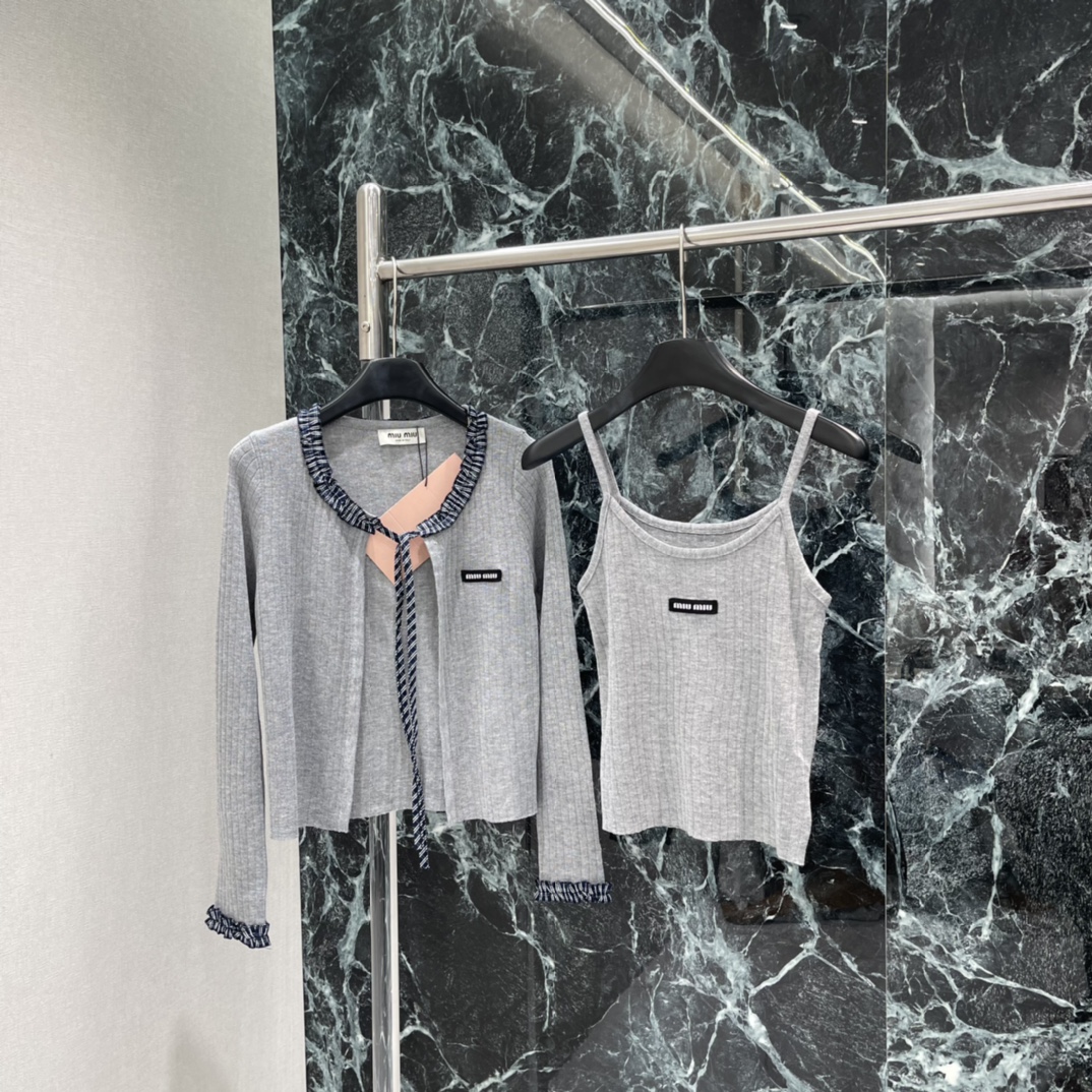 Miu 26春季新款 针织开衫套装 开衫领口和袖口有蓝白编织边 细节满分+内搭背心胸前小标签超有设计感 