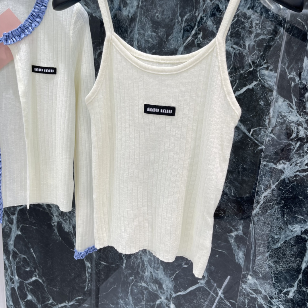 Miu 26春季新款 针织开衫套装 开衫领口和袖口有蓝白编织边 细节满分+内搭背心胸前小标签超有设计感 