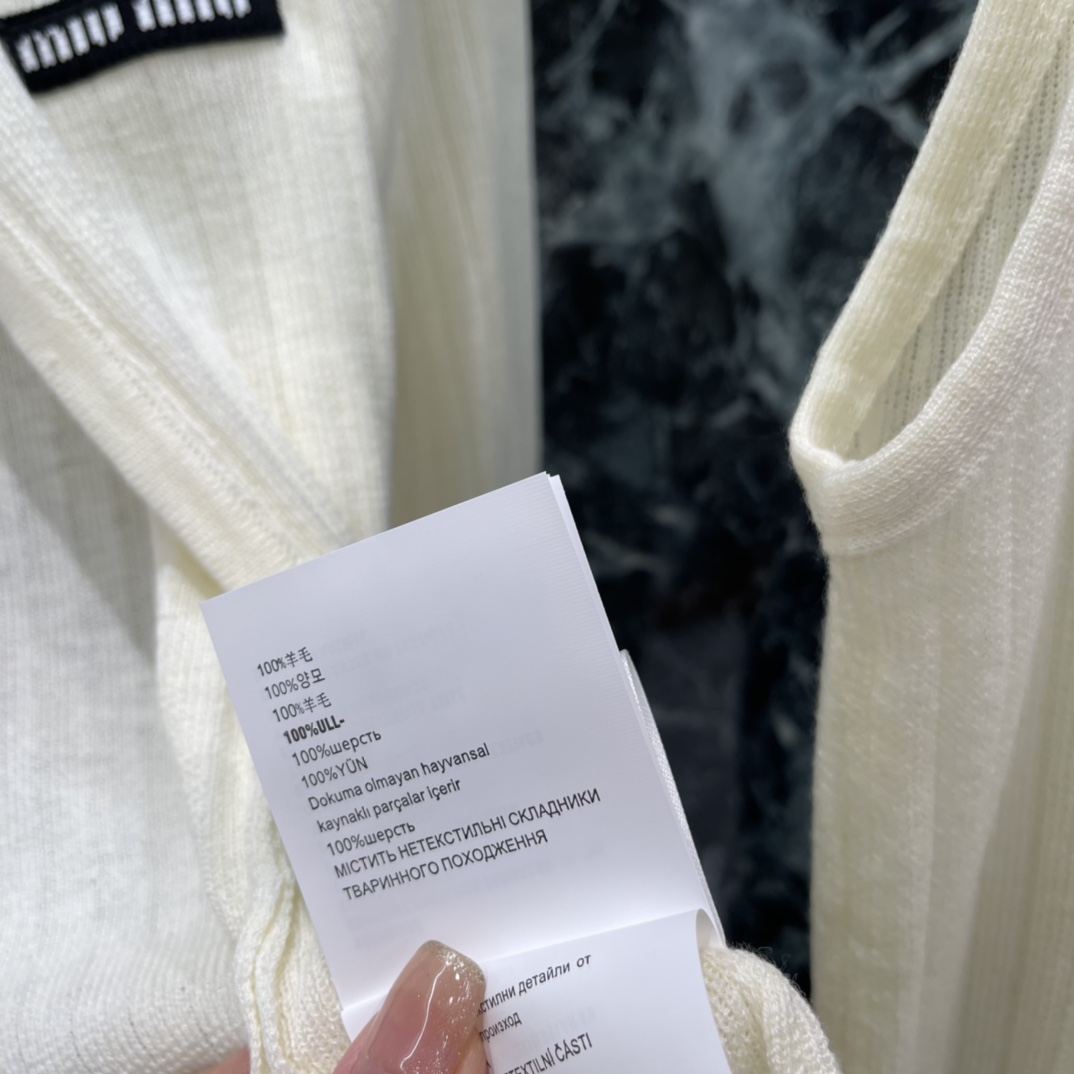 Miu 26春季新款 针织开衫套装 开衫领口和袖口有蓝白编织边 细节满分+内搭背心胸前小标签超有设计感 