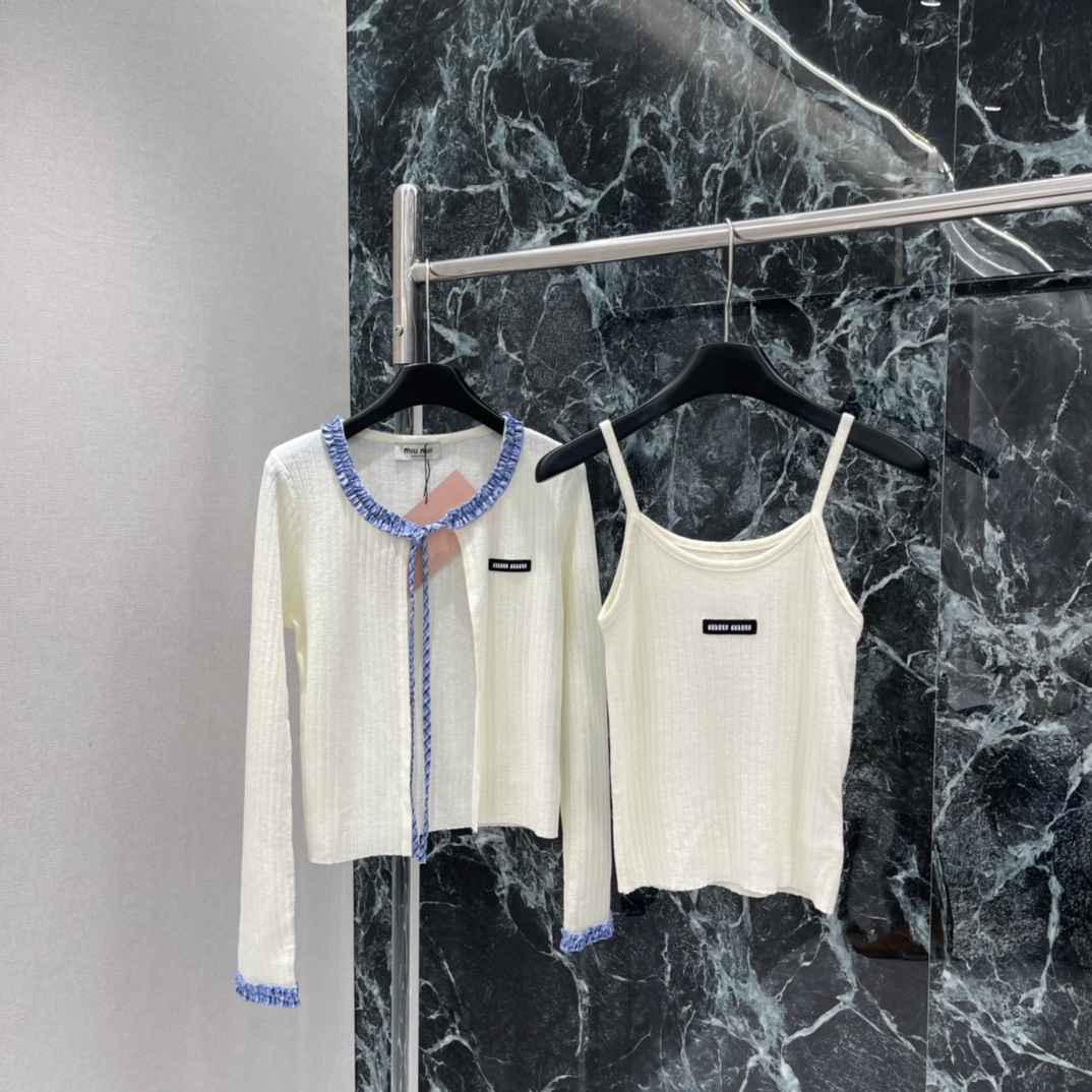 Miu 26春季新款 针织开衫套装 开衫领口和袖口有蓝白编织边 细节满分+内搭背心胸前小标签超有设计感 