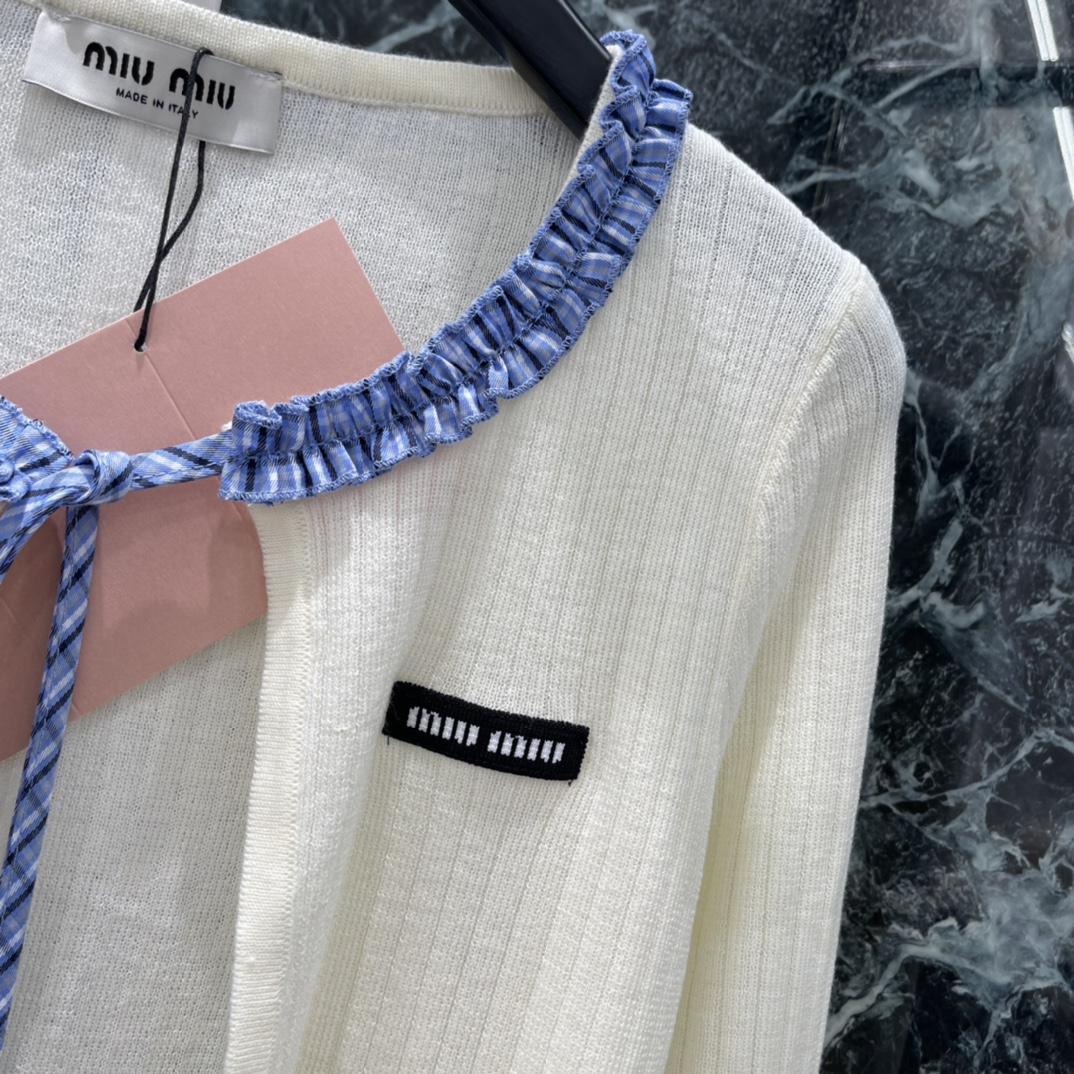 Miu 26春季新款 针织开衫套装 开衫领口和袖口有蓝白编织边 细节满分+内搭背心胸前小标签超有设计感 