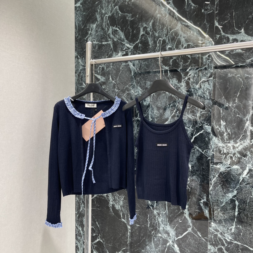 Miu 26春季新款 针织开衫套装 开衫领口和袖口有蓝白编织边 细节满分+内搭背心胸前小标签超有设计感 