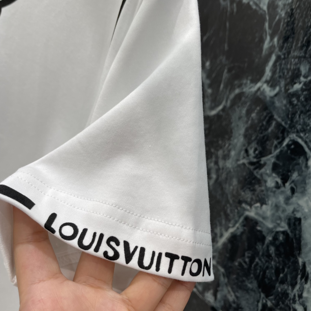 路易 26春季新款 线条短袖T恤 简约设计+黑色线条时尚感满满!穿着舒适透气 夏天超合适领口和袖口黑色滚