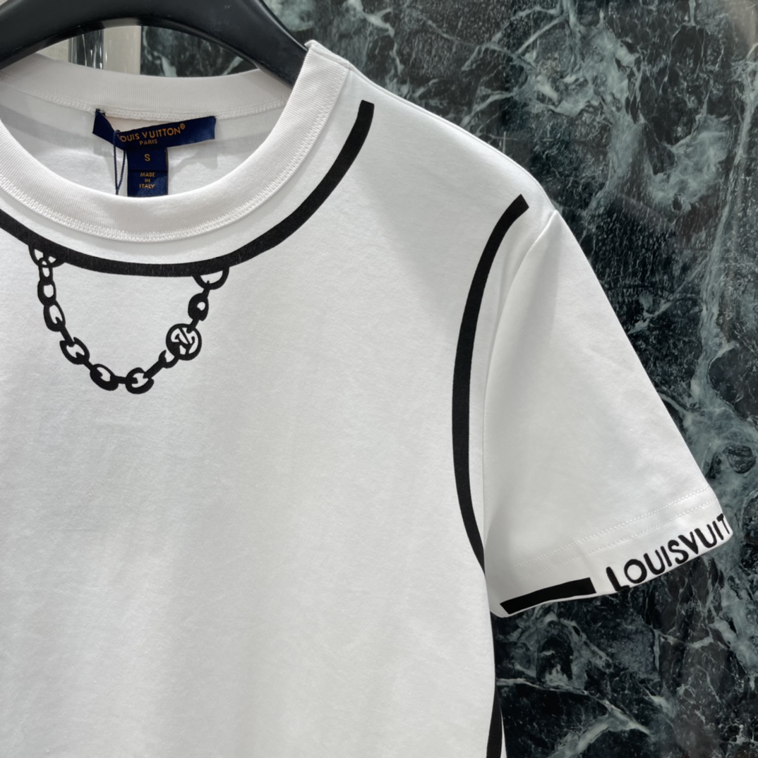 路易 26春季新款 线条短袖T恤 简约设计+黑色线条时尚感满满!穿着舒适透气 夏天超合适领口和袖口黑色滚