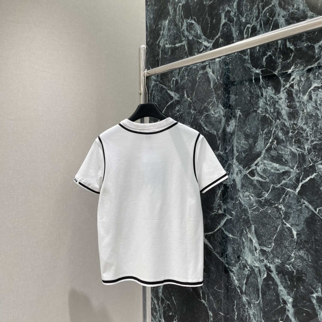 路易 26春季新款 线条短袖T恤 简约设计+黑色线条时尚感满满!穿着舒适透气 夏天超合适领口和袖口黑色滚