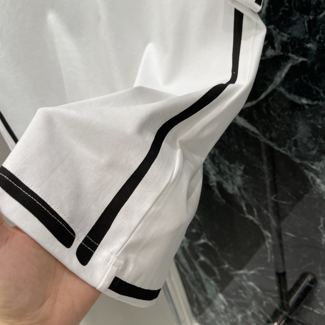 路易 26春季新款 线条短袖T恤 简约设计+黑色线条时尚感满满!穿着舒适透气 夏天超合适领口和袖口黑色滚