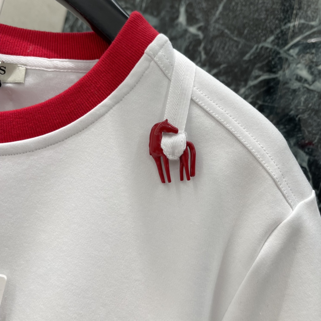 PORT 26春季新款 马元素短袖T恤 红色圆领+肩部小马刺绣 简约又有细节感!小马元素寓意”马上有钱“