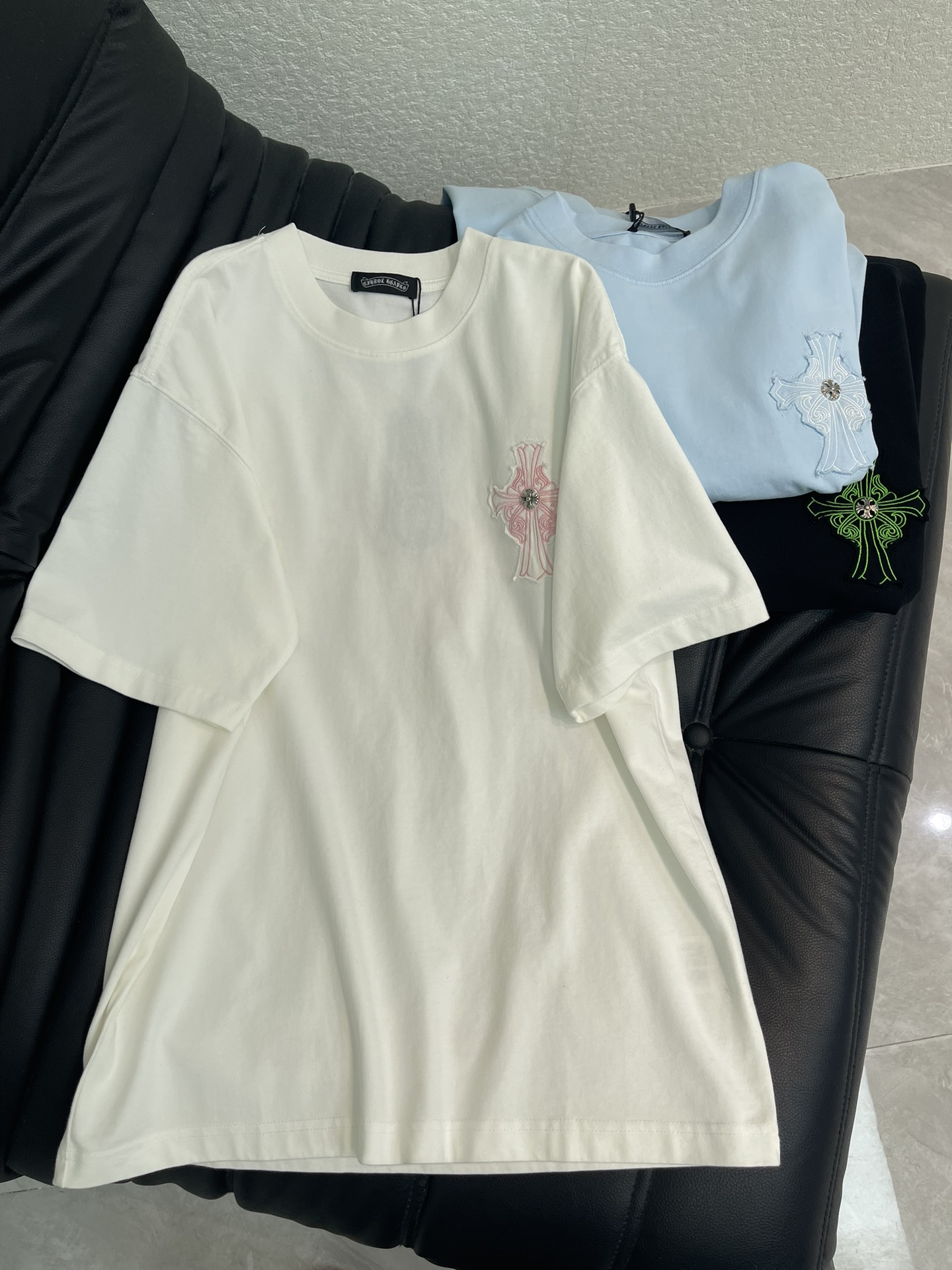 NO:715562,Chrome Hearts* Chrome Hearts 26 new Sanskrit cross patch embroidered letter short-sleeved T-shirt. Pure cotton washed distressing technology, washed fabrics are not limited to basic colors, but also have rich distressed effects to meet different style needs. The fabric is breathable and comfortable, and the unique design combines the brand's fashion elements, making people feel a unique artistic charm and cultural heritage. This T-shirt can make you the focus, easily control various styles, and show your personal charm. OS large version, same style for men and women!  S-XL AA,,chrome hearts,chrome hearts,T-shirt,tees,t-shirt,19860909Chrome Hearts*克罗心26新款梵文十字架贴布刺绣字母短袖T恤.纯棉水洗做旧工艺, 水洗面料不仅限于基础色彩,更有丰富的 做旧效果,满足不同风格需求.面料透气舒适,设计独特,融合了品牌的时尚元素,让人感受到一种独特的艺术魅力与文化底蕴.这款T恤都能让你成为焦点,轻松驾驭各种风格,展现个性魅力.OS大版型,男女同款！S-XL AA,,chrome hearts,chrome hearts,T-shirt,tees，t-shirt,,Women's clothing